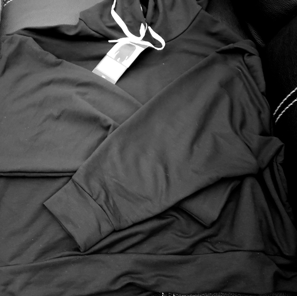 🔥🤩2/40$🔥   HOST PICK 🔥Brand new Puma ladies  hoodies - Picture 3 of 9